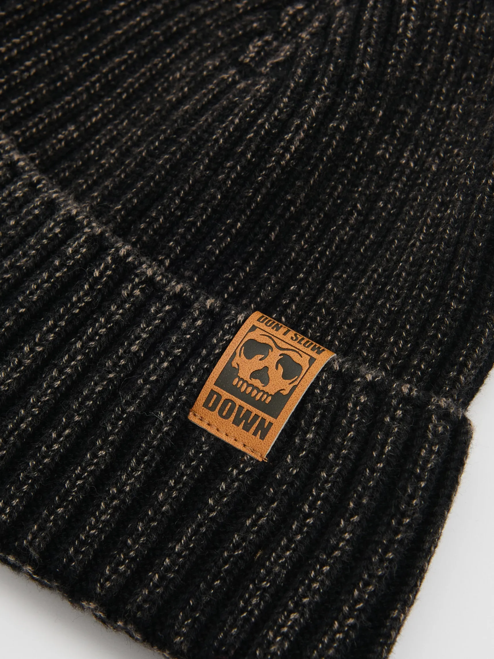 Cropp Czarna czapka beanie z naszywką | Czapki