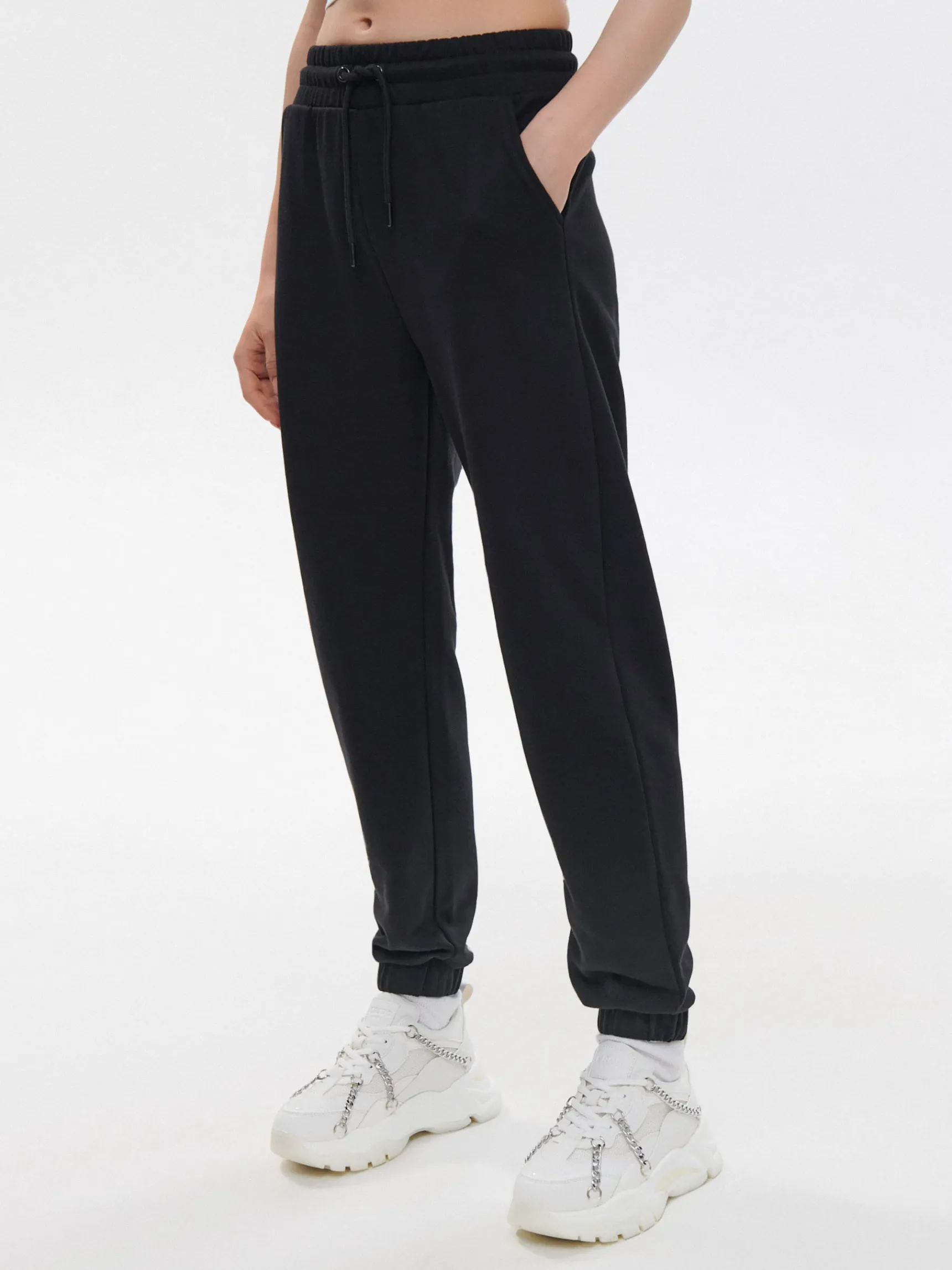 Cropp Czarne dresowe spodnie jogger | Spodnie